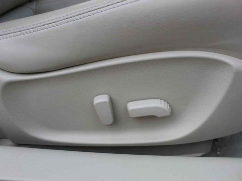 Used 2014 INFINITI Q60 Convertible w/ Premium Package image 32