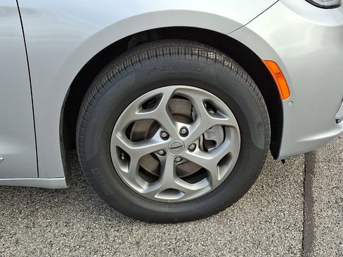 Used 2023 Chrysler Pacifica Limited image 10