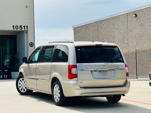 Used 2014 Chrysler Town & Country Touring FWD image 6