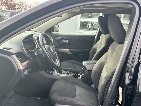 Certified 2017 Jeep Cherokee Latitude w/ Comfort/Convenience Group image 12