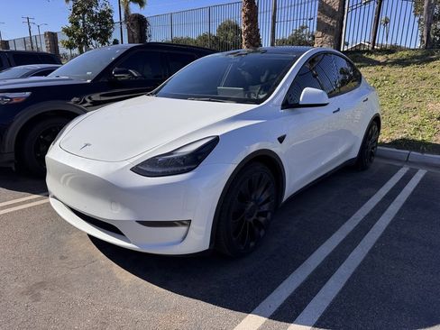 Used 2023 Tesla Model Y Performance image 3