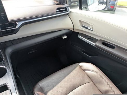 Used 2024 Toyota Sienna Platinum FWD image 17