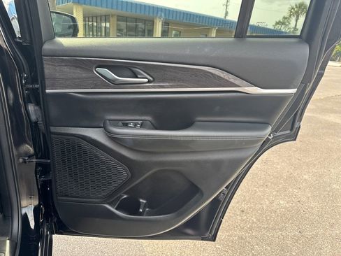 Used 2023 Jeep Grand Cherokee Limited w/ Black Appearance Package RWD image 16