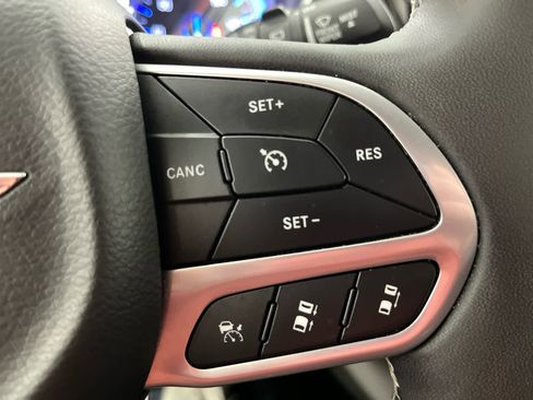 Used 2024 Chrysler Pacifica Touring-L FWD image 25