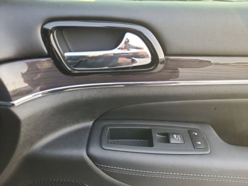 Used 2020 Jeep Grand Cherokee Overland image 33