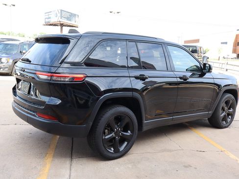 Used 2023 Jeep Grand Cherokee Altitude image 5