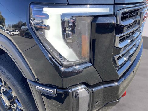 Used 2024 GMC Sierra 2500 AT4 w/ AT4 Premium Plus Package image 11