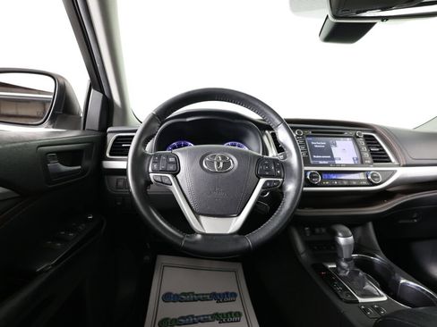 Used 2019 Toyota Highlander XLE w/ Carpet Mat Package (TMS) AWD/4WD image 31