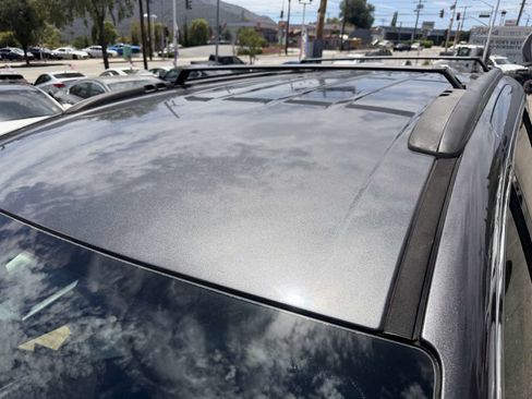 Used 2017 Chrysler Pacifica Touring-L w/ Tire & Wheel Group FWD image 9