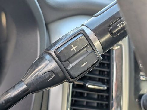 Used 2018 Nissan Titan SV image 24