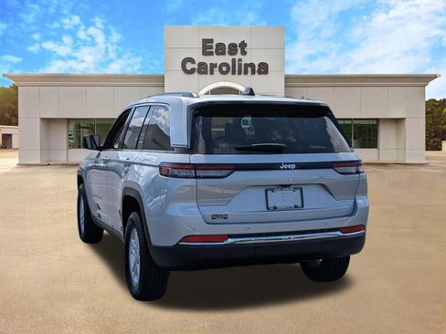 Certified 2024 Jeep Grand Cherokee Laredo RWD image 5