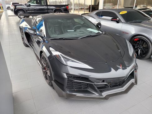 Used 2023 Chevrolet Corvette Z06 w/ Z07 Performance Package image 3