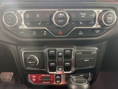 Used 2022 Jeep Gladiator Rubicon w/ Cold Weather Group AWD/4WD image 32