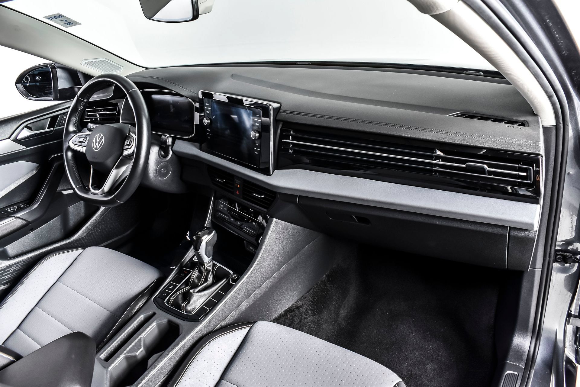 Used 2025 Volkswagen Jetta SE FWD image 22