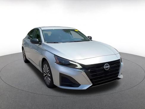 Used 2025 Nissan Altima 2.5 SV FWD image 3
