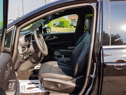 Used 2025 Chrysler Pacifica Select FWD image 12