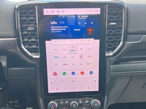 Used 2024 Ford Ranger Lariat w/ Trailer Tow Package image 18