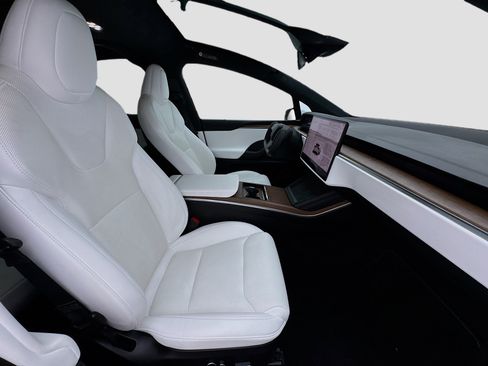 Used 2022 Tesla Model X image 18