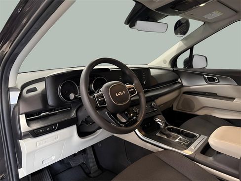 Used 2022 Kia Carnival LX image 21