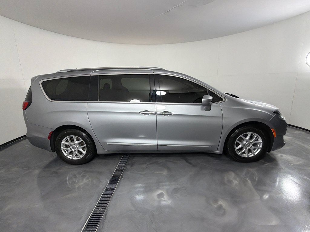 Used 2020 Chrysler Pacifica Touring-L FWD image 4