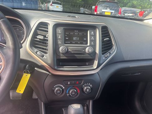 Used 2021 Jeep Grand Cherokee Laredo RWD image 12