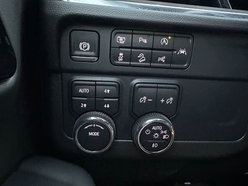 Used 2025 Chevrolet Suburban Z71 image 31