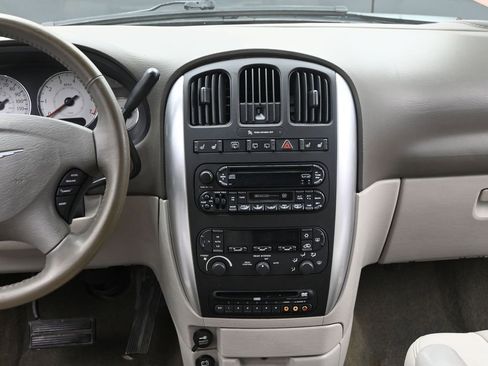 Used 2007 Chrysler Town & Country Touring w/ Luxury Group image 23