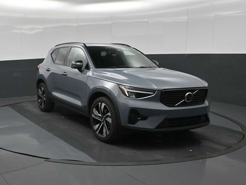 Used 2023 Volvo XC40 B5 Plus w/ Driver Assist Package AWD/4WD image 2