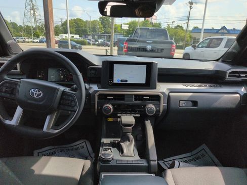 Used 2025 Toyota Tacoma SR5 AWD/4WD image 12