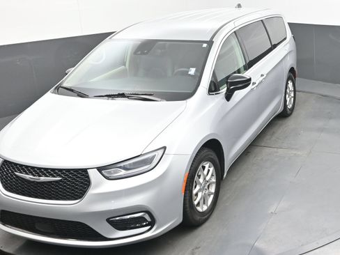 Used 2024 Chrysler Pacifica Touring-L FWD image 30