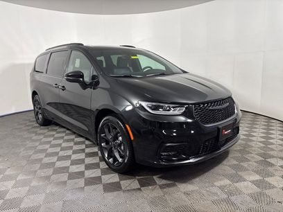 Used 2023 Chrysler Pacifica Touring-L w/ Uconnect Theater Family Group