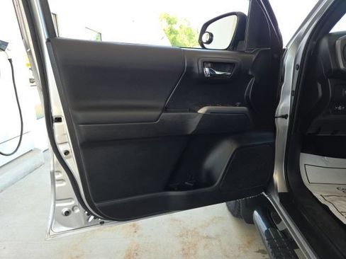 Used 2020 Toyota Tacoma TRD Sport AWD/4WD image 46