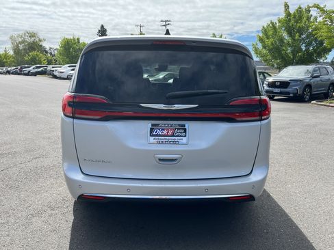 Used 2024 Chrysler Pacifica Touring-L FWD image 4