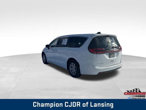 Used 2024 Chrysler Pacifica Touring-L image 3