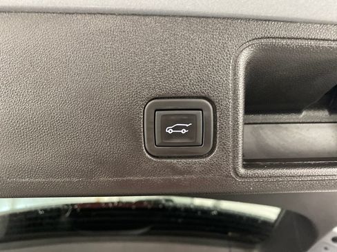 Used 2024 GMC Terrain SLT w/ LPO, Cargo Package FWD image 9