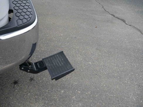 Used 2018 RAM 1500 SLT image 9