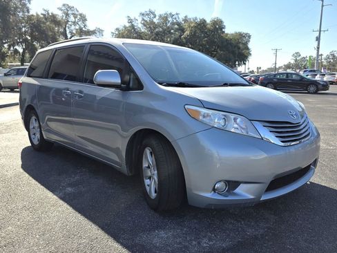 Used 2015 Toyota Sienna LE image 3