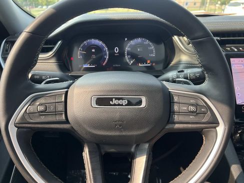Used 2023 Jeep Grand Cherokee L Limited AWD/4WD image 19