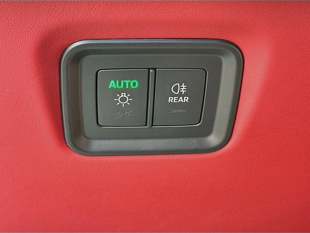 Certified 2025 Porsche Cayenne AWD/4WD image 11