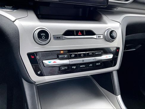 Used 2022 Ford Explorer XLT w/ Equipment Group 202A image 27