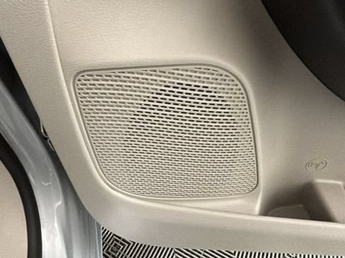Used 2024 Chrysler Pacifica Touring-L FWD image 31