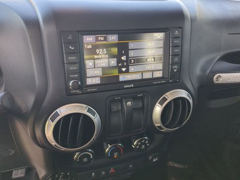 Used 2017 Jeep Wrangler Sahara w/ Connectivity Group image 16