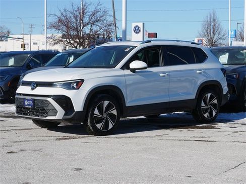 Certified 2025 Volkswagen Taos SE w/ Panoramic Sunroof Package image 3