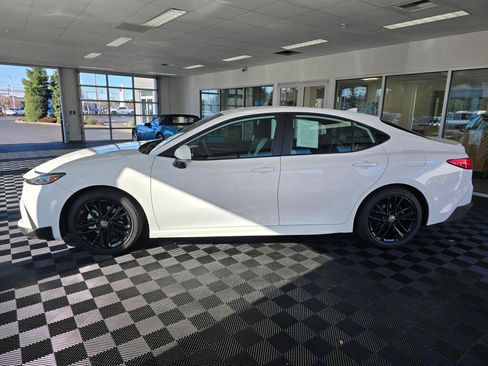 Used 2025 Toyota Camry SE image 6