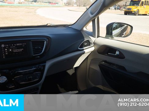 Used 2022 Chrysler Voyager LX image 20