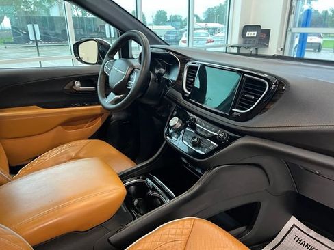 Used 2022 Chrysler Pacifica Pinnacle AWD/4WD image 13