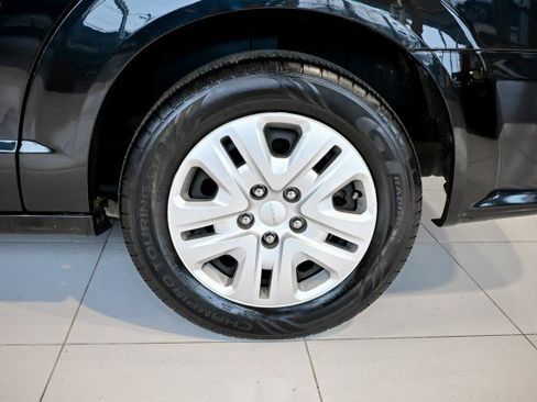 Used 2019 Dodge Grand Caravan SE w/ UConnect Hands-Free Group image 39