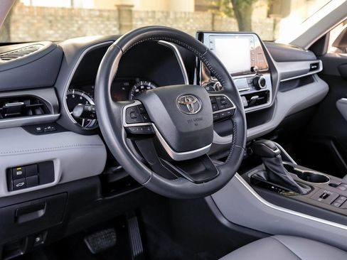 Used 2022 Toyota Highlander XLE image 26