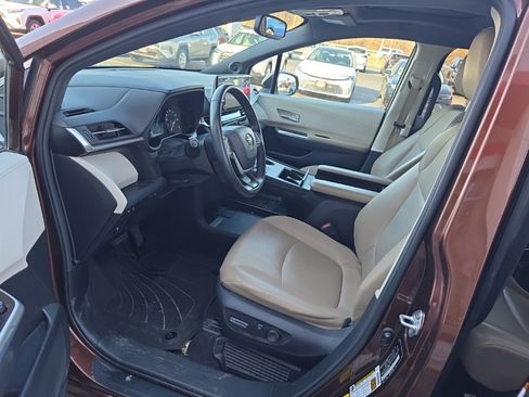 Used 2022 Toyota Sienna XLE image 14