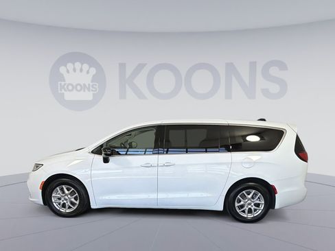 Used 2024 Chrysler Pacifica Touring-L image 2